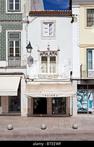 Manuelinischen Fenster (Janela Manuelina) in Sá da Bandeira-Platz in der Stadt Santarém, Portugal. Stockfoto