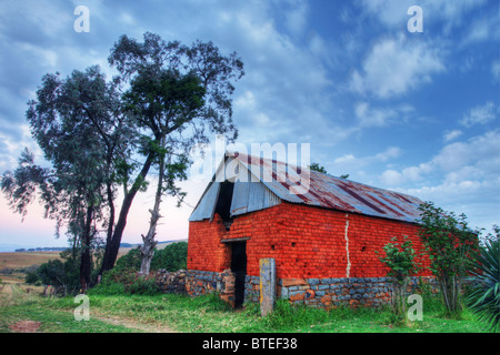 Alte Scheune mit roten Backsteinmauern Stockfoto