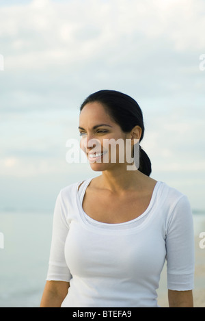 Frau am Strand, Porträt Stockfoto