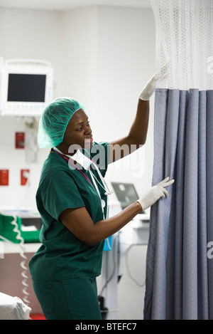 Krankenschwester schließen Vorhang im Krankenzimmer Stockfoto