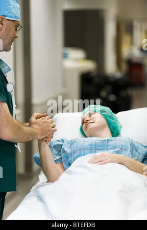 Arzt beruhigend patient Stockfoto
