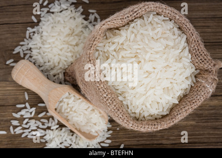 Weißer Langkornreis im Leinensack Stockfoto