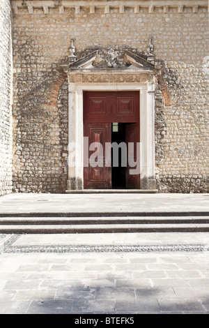 Santa Clara-Kirche in der Stadt Santarém, Portugal. 13. Jahrhundert Bettelmönch gotischer Architektur. Stockfoto