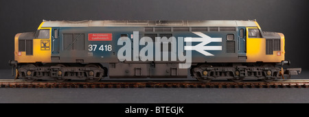 Klasse 37 Diesel Lokomotive, eine Comunn Gaidhealach in verwittertem Zustand Stockfoto