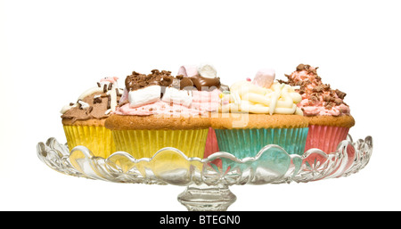 Eine Auswahl an ausgefallenen hausgemachte Kuchen auf Glas Sockel Kuchen stehen. Stockfoto