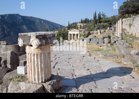 Alten Delphi, Griechenland. Den Heiligen Weg führt zur Schatzkammer von Athen in die Ferne sehen Stockfoto