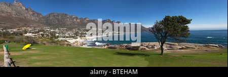 Ein Blick auf Camps Bay Vorort und Strand mit den zwölf Aposteln im Hintergrund. Stockfoto