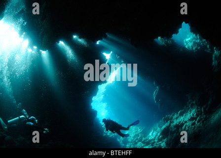 Taucher in einer Höhle ab Hamata Küste, Ägypten, Rotes Meer schwimmen Stockfoto