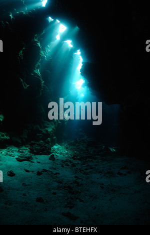 Strahlen des Lichts in einer Höhle ab Hamata Küste, Ägypten, Rotes Meer Stockfoto