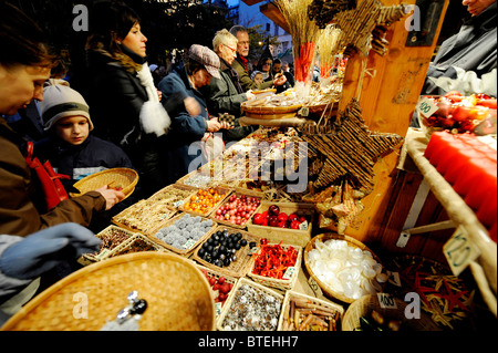 handgemachte traditionelle hölzerne Weihnachtsschmuck zum Verkauf am Vörösmarty Platz Weihnachtsmarkt, Budapest Ungarn Stockfoto
