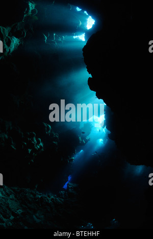 Strahlen des Lichts in einer Höhle ab Hamata Küste, Ägypten, Rotes Meer Stockfoto