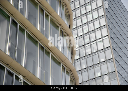 Details der Runde und abgewinkelte moderner Architektur im Medienhafen in Düsseldorf. Stockfoto