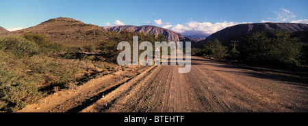 Die Annäherung an den Swartberg Pass vom Dorf von Prinz Albert Stockfoto