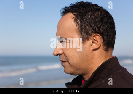 Reifer Mann, Blick auf den Ozean, Profil Stockfoto