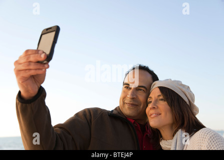 Älteres paar fotografieren sich mit Schalltrichter Stockfoto