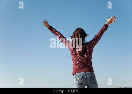 Frau im Freien mit Arme in der Luft Stockfoto