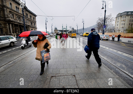 Shopper überqueren eine belebten Straßenbahn Straße in der Nähe von Budapests größte Markt Nagycsarnok große, Ungarn Stockfoto