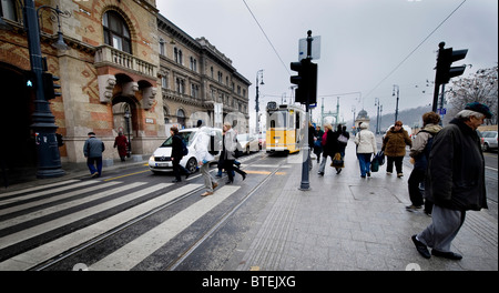 Shopper überqueren eine belebten Straßenbahn Straße in der Nähe von Budapests größte Markt Nagycsarnok große, Ungarn Stockfoto