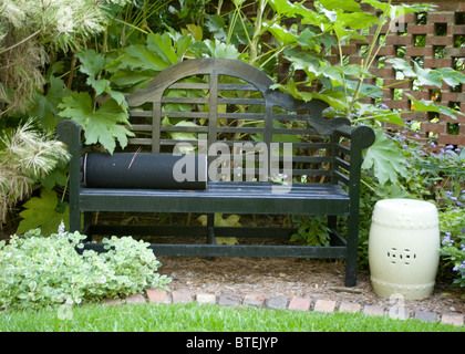 Asiatisch inspirierte Bank im Garten Stockfoto