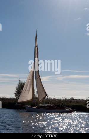 Einem traditionellen Segelboot auf den Norfolk Broads. Stockfoto