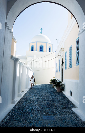 Fira, Santorin, Griechenland. Torbogen führt zu der katholischen Kathedrale in Fira Stadt Stockfoto