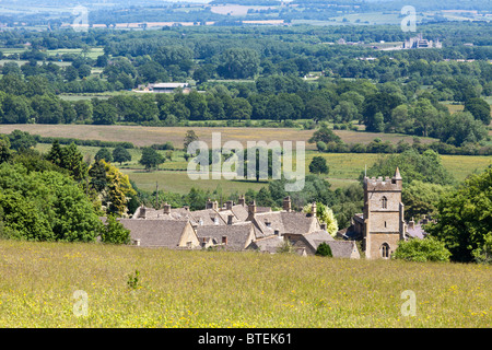 Das Cotswold Village Bourton on the Hill, Gloucestershire, Großbritannien, liegt versteckt unter dem Hang. Stockfoto