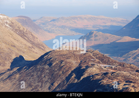 Blick über Heuhaufen in Richtung Crummock Wasser im englischen Lake District Stockfoto