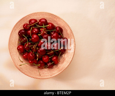 Schale mit Kirschen Stockfoto