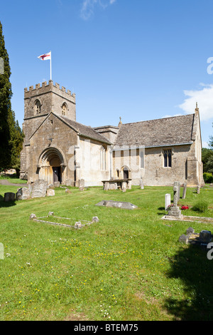 Norman St. Michaelis-Kirche in Cotswold Dorf des Guiting Power, Gloucestershire Stockfoto