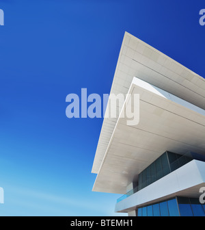 Moderne Architektur Gebäude Detail gegen blauen Himmel mit Textfreiraum Stockfoto