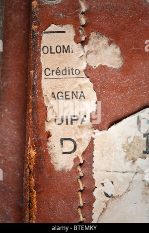 Detail der alten Leder Koffer mit zerrissenen Etiketten Stockfoto