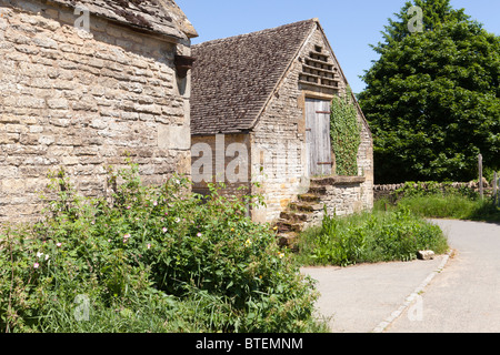 Cotswold steinerne Scheune im Dorf Condicote, Gloucestershire Stockfoto