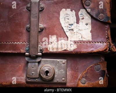 Detail der alten Leder Koffer mit zerrissenen Etiketten Stockfoto