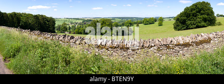 Panoramablick auf eine typische Cotswold Trockenmauer auf den Hügeln über dem Dorf Guiting Power, Gloucestershire Stockfoto