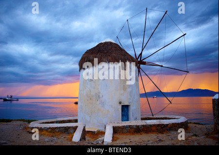 Sonnenuntergang über der traditionellen griechischen Windmühlen von Mykonos Chora. Kykladen, Griechenland Stockfoto