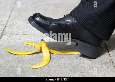 Fallen auf einer Bananenschale Stockfoto