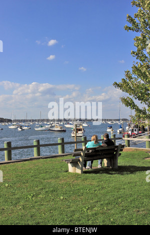 Paar genießt die Aussicht auf Northport Hafen auf einen sonnigen Nachmittag Long Island NY Stockfoto