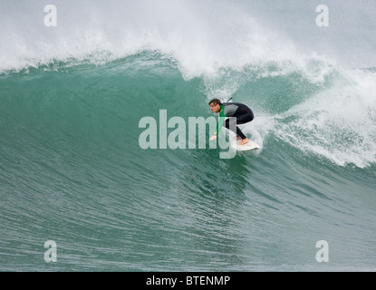 Wellenreiten im Norden Fistral, Newquay, Cornwall, UK Stockfoto