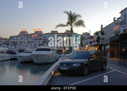 Boote in der Marina in der Abenddämmerung, Puerto Banus, Marbella, Costa Del Sol, Provinz Malaga, Andalusien, Südspanien, Westeuropa. Stockfoto