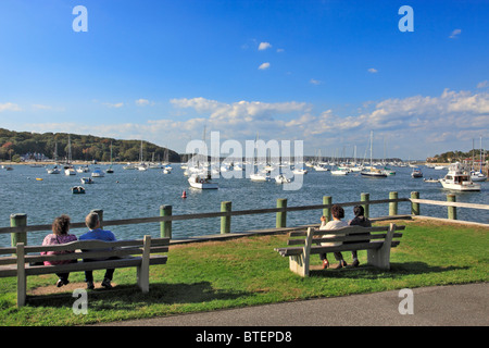 Paare genießen die Aussicht auf Northport Hafen auf einen sonnigen Nachmittag Long Island NY Stockfoto