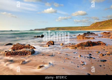 Der Blick Richtung Norden vom Whitesands Bay in der Nähe von Cornwalls Sennen Cove gefangen genommen, mit einer langen Verschlusszeit, um die sich entfernenden Wellen zu verwischen. Stockfoto