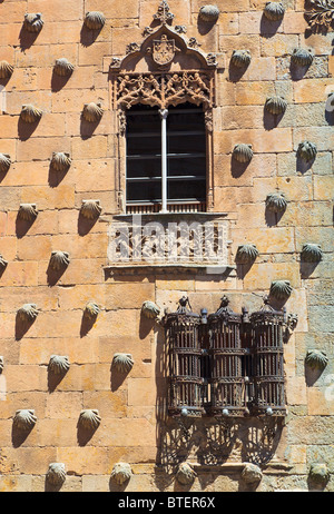 Salamanca, Provinz Salamanca, Spanien. Casa de Las Conchas oder Haus der Muscheln. 15.-16. Jahrhundert gotisch-plateresken Gebäude Stockfoto