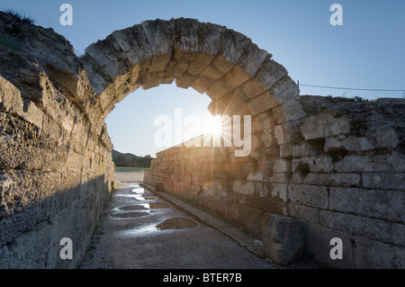 Das antike Olympia, Elia, Griechenland. Die alten Olympiastadion Eingang, sunrise Stockfoto