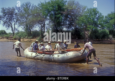 Touristen-River-rafting im Schlauchboot auf Uaso Nyiro Fluss Samburu National Reserve Kenia in Ostafrika Stockfoto