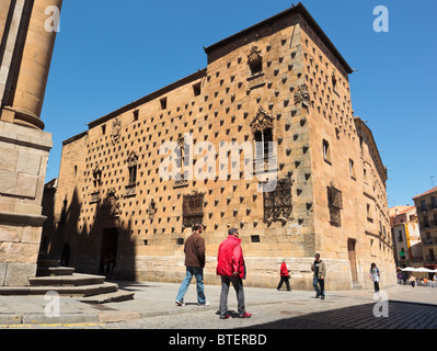 Salamanca, Provinz Salamanca, Spanien. Casa de Las Conchas oder Haus der Muscheln. 15.-16. Jahrhundert gotisch-plateresken Gebäude Stockfoto