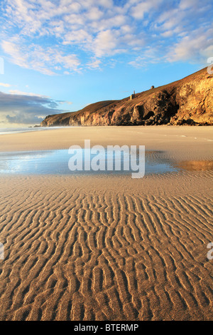 Kapelle Porth Beach an der Nordküste von Cornwall erfasst bei Ebbe mit St Agnes Head und Wheal Coates in der Ferne Stockfoto