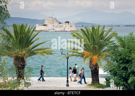 Nauplia, Griechenland. Blick über die Uferpromenade in Richtung Festung Bourtzi Stockfoto