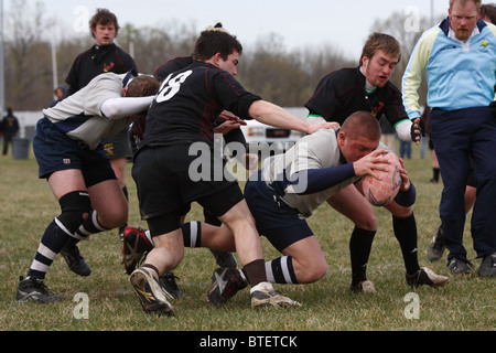 Eine Georgetown University Rugby-Spieler erhält einen Versuch gegen die Temple University während eines Spiels. Stockfoto