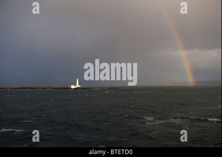 Isle of Mull, Schottland. Ein Regenbogen über Lismore Leuchtturm auf der Insel Lismore, gebaut von Robert Stevenson 1833 schützt s Stockfoto