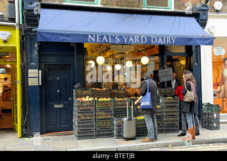 Neals Yard Dairy mit Äpfel gerade Personen außerhalb, Covent Garden London England Großbritannien UK angezeigt Stockfoto